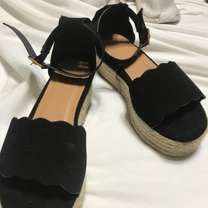 Platform espadrille sandals. BLACK